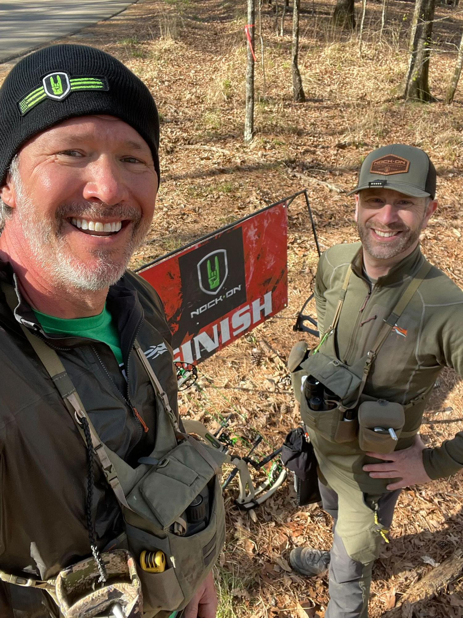Antoine Vialetay et John Dudley lors d'un parcours 3D du Total Archery Challenge